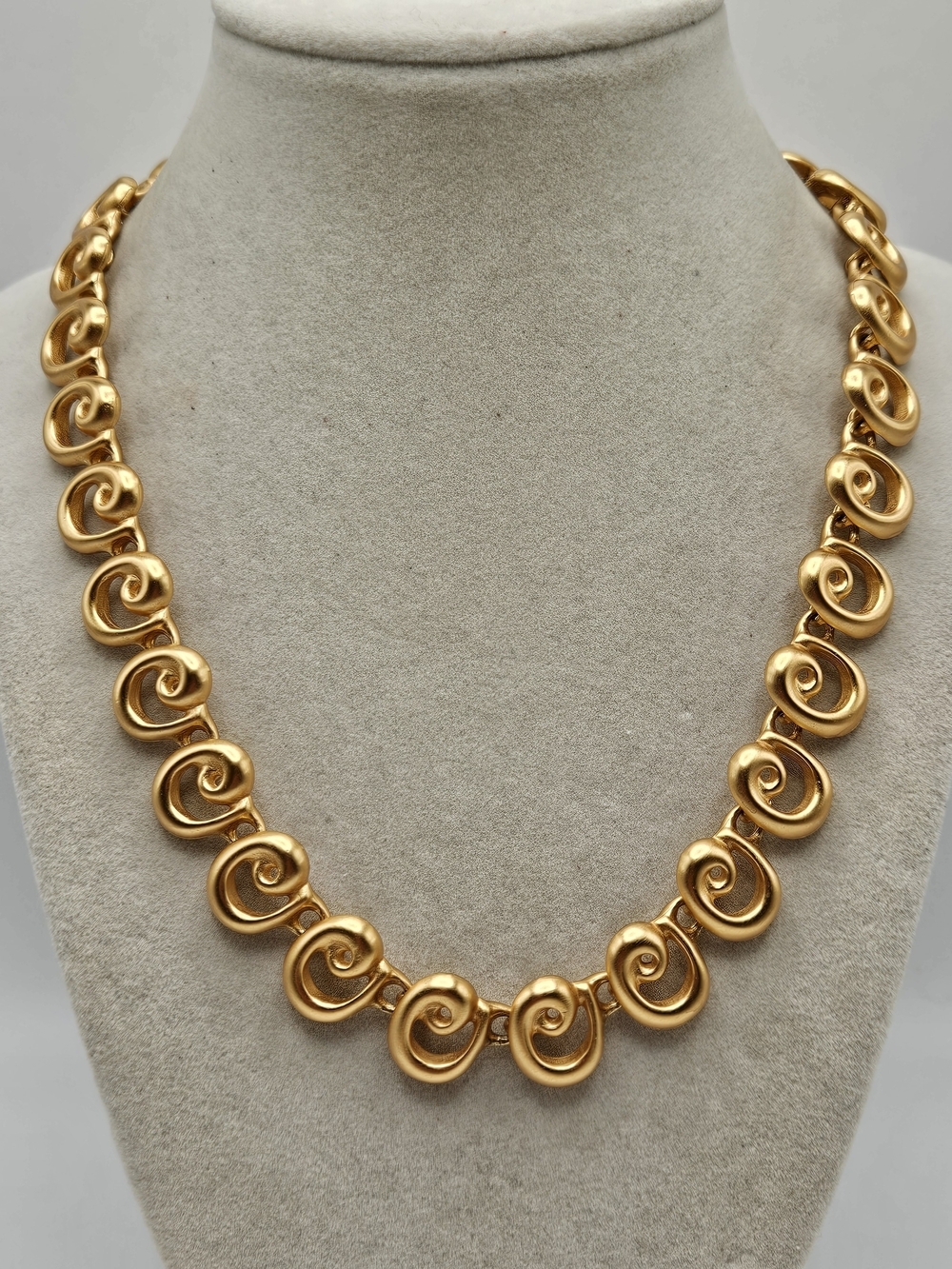 VINTAGE Anne Klein AK Matte Gold Tone Swirl Articulated Link Chain Necklace